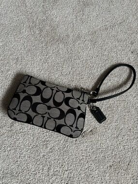 COACH Corner Zip Wristlet in Signature Canvas - Black/Smoke Grey EUC